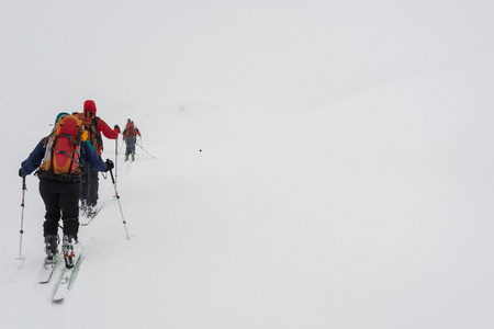 滑雪者迷失在雾中