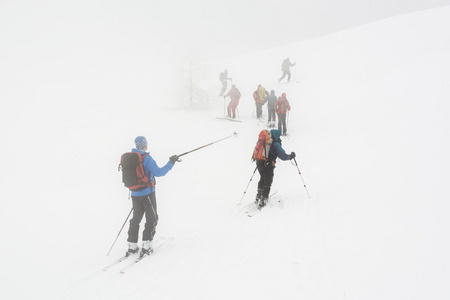 野外滑雪者在雾中提升