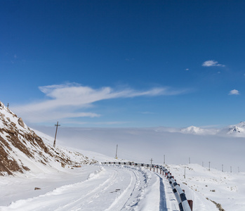 在冬季山区的滑雪胜地