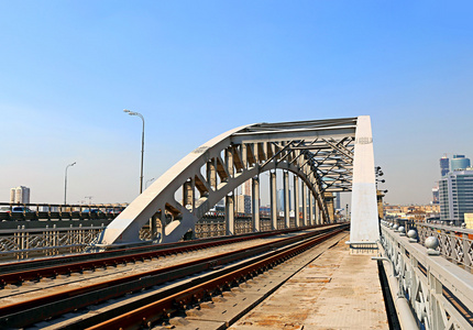 铁路桥梁用钢的跨越