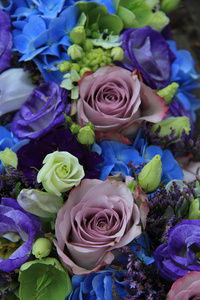 蓝色和紫色的新娘花束