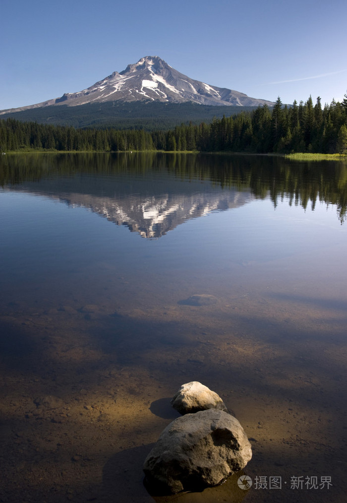平静清澈的水延龄草湖山罩俄勒冈州