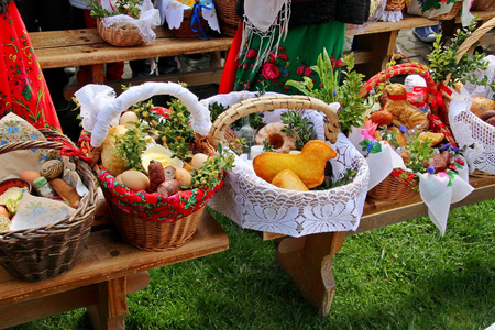 传统复活节与食物的篮子里图片