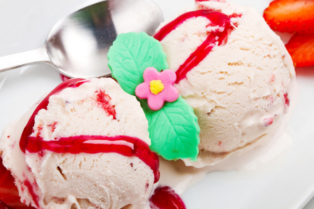 草莓冰淇淋水果的关闭