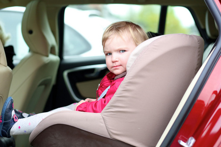 女孩坐在汽车儿童座椅