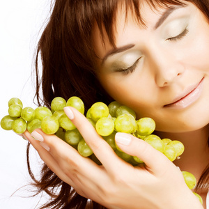 年轻女子用绿色葡萄