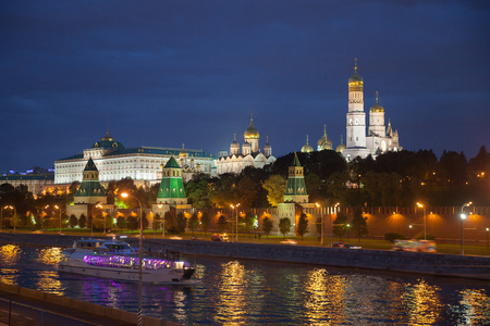 夜晚的莫斯科河的河边图片