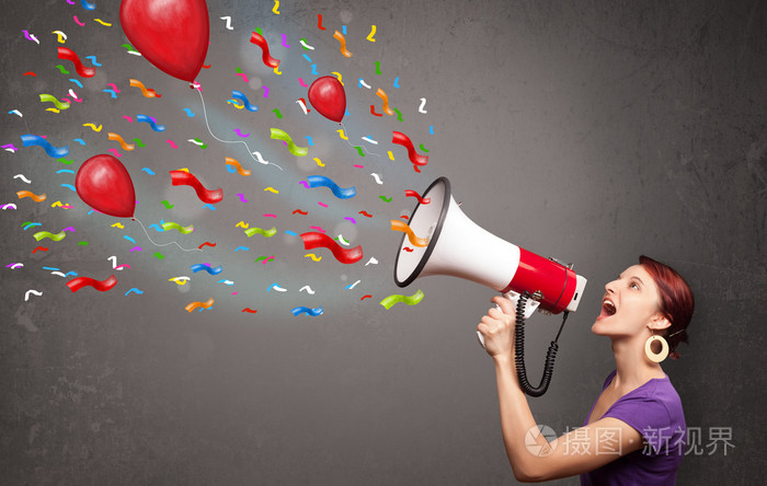 年轻女孩开心,大声喊话器与气球