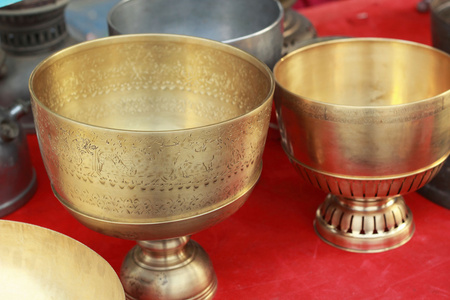 碗老式铜在市场上出售