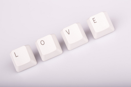 文本爱结成白色背景上的计算机键盘键