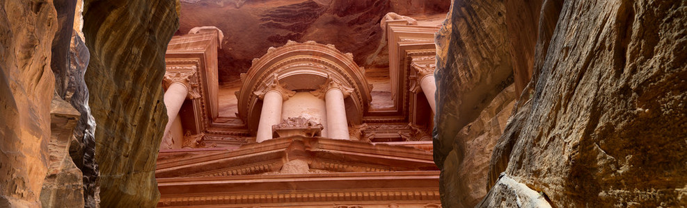 艾尔卡兹尼神殿或财务处佩特拉，约旦   它是一个符号的乔丹，乔丹访问量最大的旅游胜地。佩特拉已自 1985 年以来教科文组