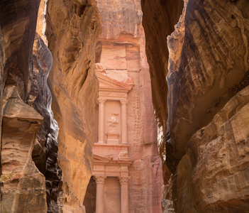 艾尔卡兹尼神殿或财务处佩特拉，约旦   它是一个符号的乔丹，乔丹访问量最大的旅游胜地。佩特拉已自 1985 年以来教科文组