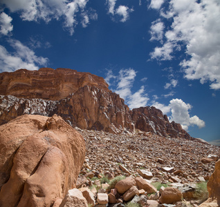 瓦迪鲁姆沙漠山也被称为月亮谷是东面的亚喀巴切砂岩和花岗岩岩石在约旦南部 60 公里的一个山谷里