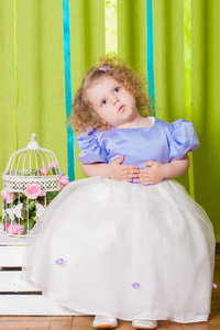一件漂亮的衣服与鸟笼的小女孩图片