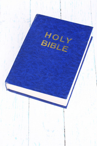 圣经  蓝色木桌特写