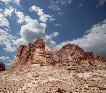 瓦迪鲁姆沙漠山也被称为月亮谷是东面的亚喀巴切砂岩和花岗岩岩石在约旦南部 60 公里的一个山谷里