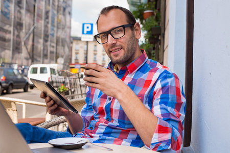 man anvnder tablet och dricka kaffemu pomoc tabletu a pit k