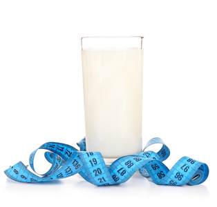 杯牛奶用卷尺上白色孤立