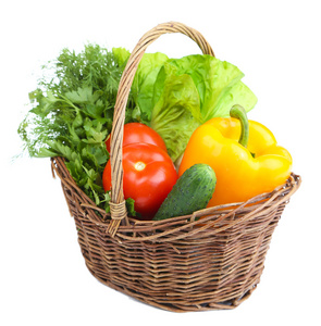 作文与孤立在白色的柳条篮中生蔬菜