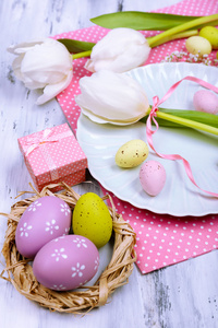 郁金香和鸡蛋复活节表设置