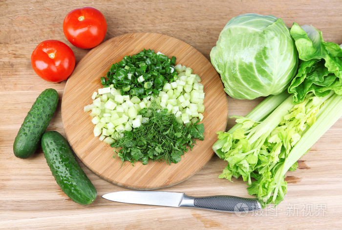 组成与切碎的香草,木板和新鲜的蔬菜,木制的背景上