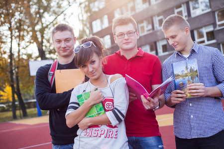 学生在学校的操场