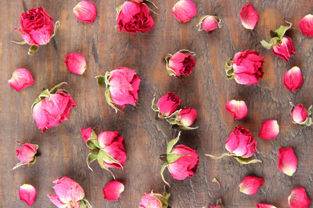 美丽的粉红干的玫瑰的旧的木制背景