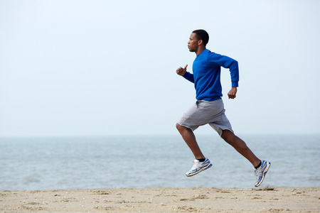 joven Atltico corriendo en la playa