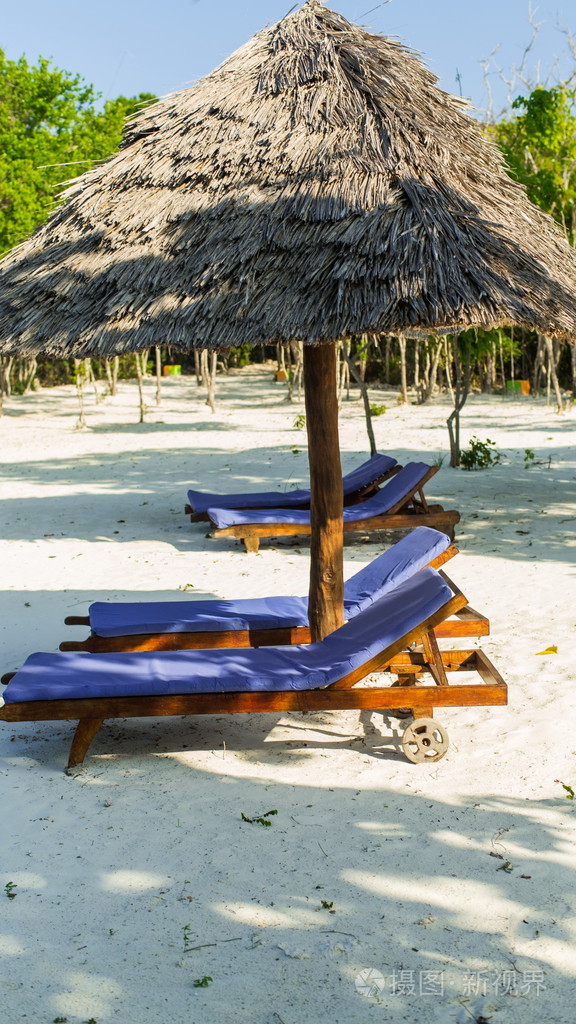 日光浴浴床和伞照片-正版商用图片1fhljg-摄图新视界