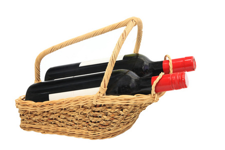 野餐篮子上白色孤立的葡萄酒瓶
