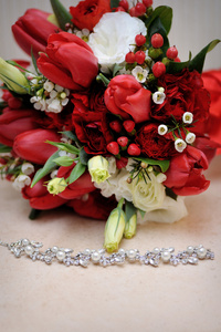 美丽的婚礼花束和项链在桌子上