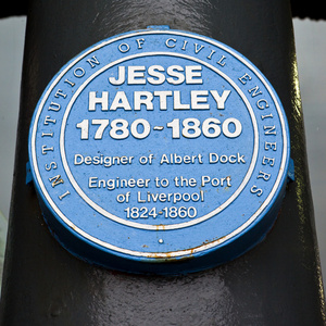 在阿尔伯特码头在利物浦杰西  哈特利蓝色牌匾