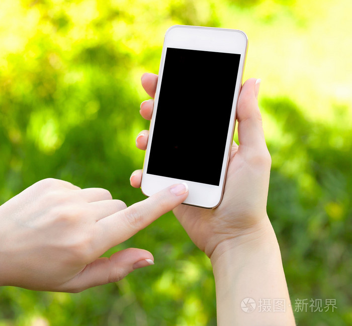 女性手里拿着一个白色的电话