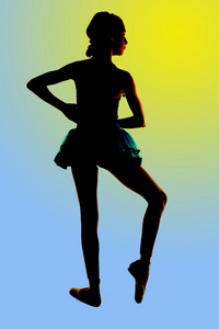 一个年轻的芭蕾舞演员摆了蓝色和黄色回来的剪影