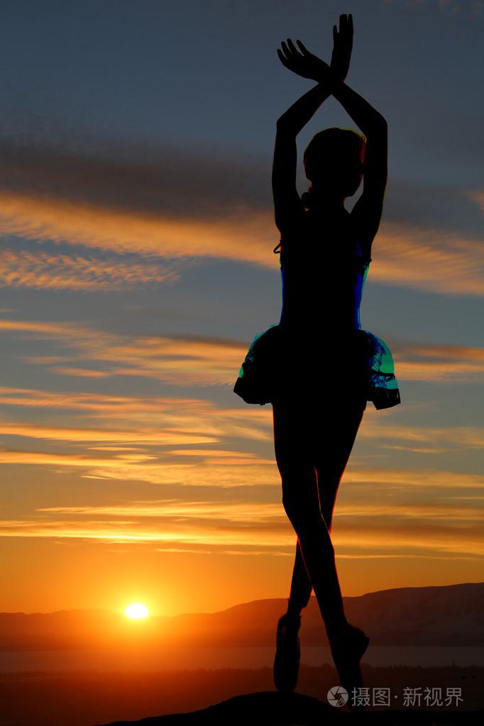 芭蕾舞女演员的身影站在普安特与日落背景