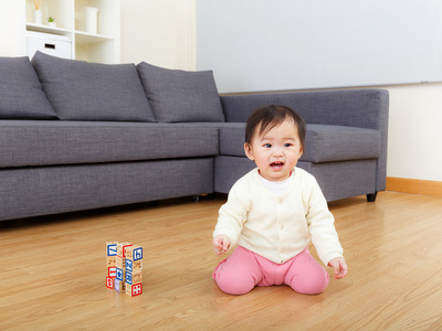 亚洲宝贝女孩玩玩具积木在家里