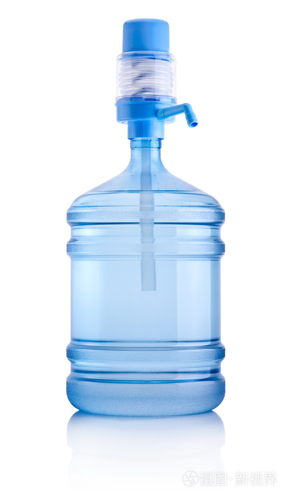 大瓶水用泵隔离在白色背景上