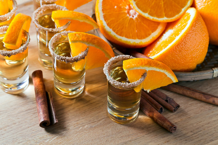 橙色和肉桂的龙舌兰酒