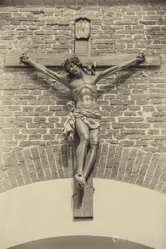 耶稣基督在十字架上墙前
