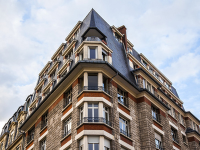 巴黎，法国。建筑上的细节典型的巴黎大厦