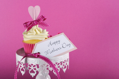 幸福的母亲一天蛋糕礼物在粉红色的背景上
