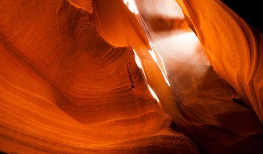 阳光光束通过裂隙砂岩岩羚羊槽峡谷