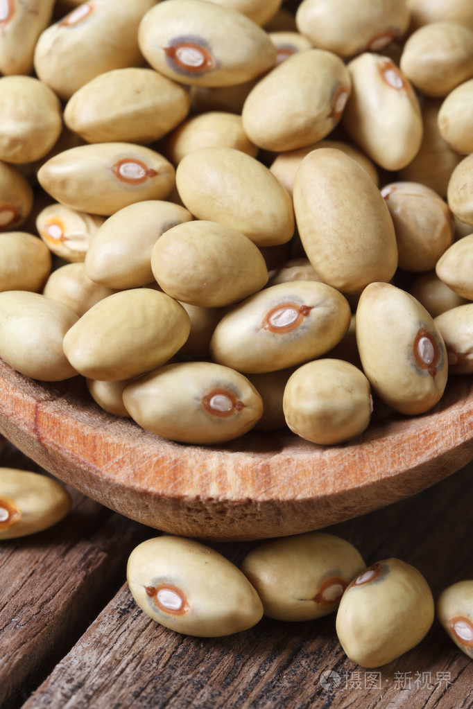 在桌上的勺子干淡黄色芸豆宏