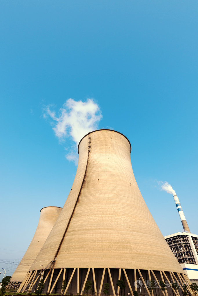 顶的冷却水塔的原子发电厂
