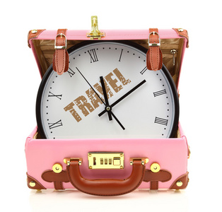 与时钟里面孤立在白色粉红色的旅行箱