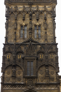 布拉格。哥特式中世纪塔的碎片粉末塔。