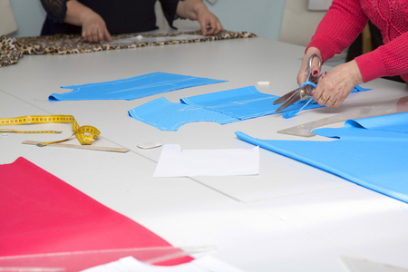 裁缝切割布料照片