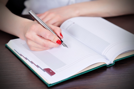 写作的女商人照片