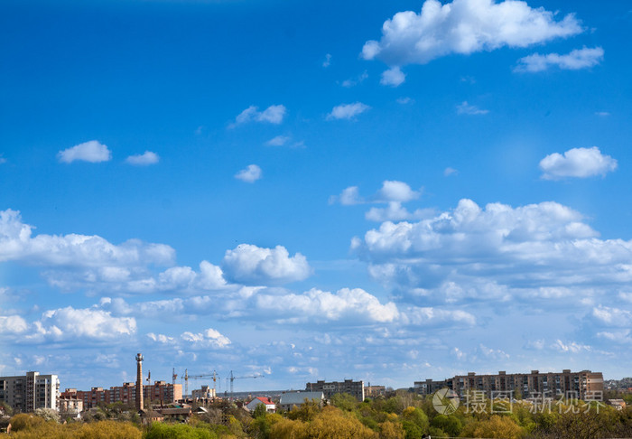 蓝蓝的天空领域的绿草和地平线上的城市