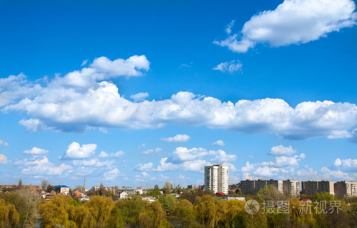 蓝蓝的天空领域的绿草和地平线上的城市